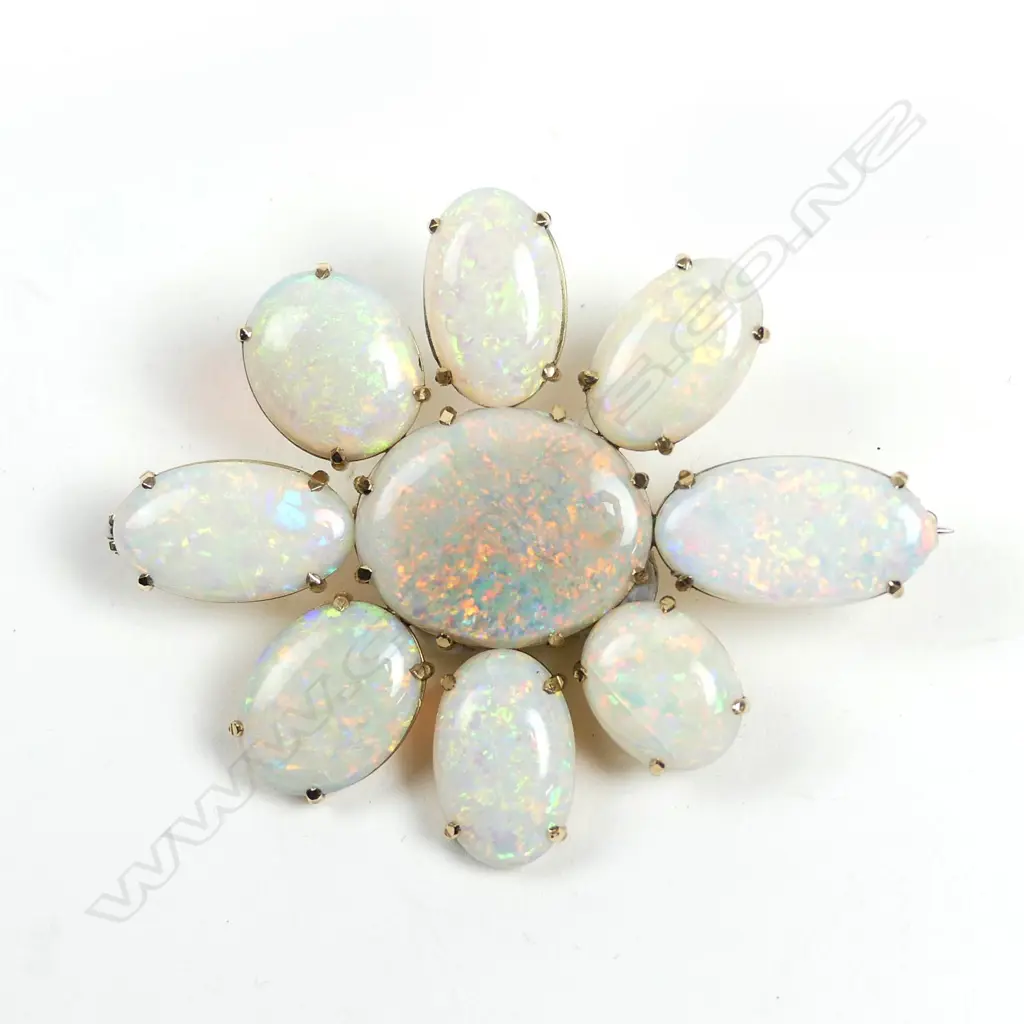 A 9ct gold and opal brooch Image 1++