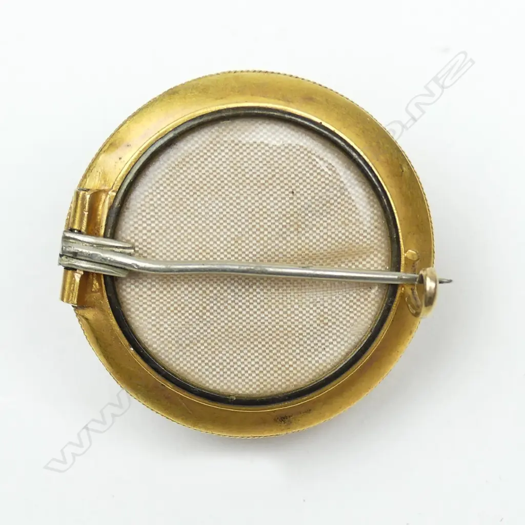 A Victorian gold mourning brooch Image 1++