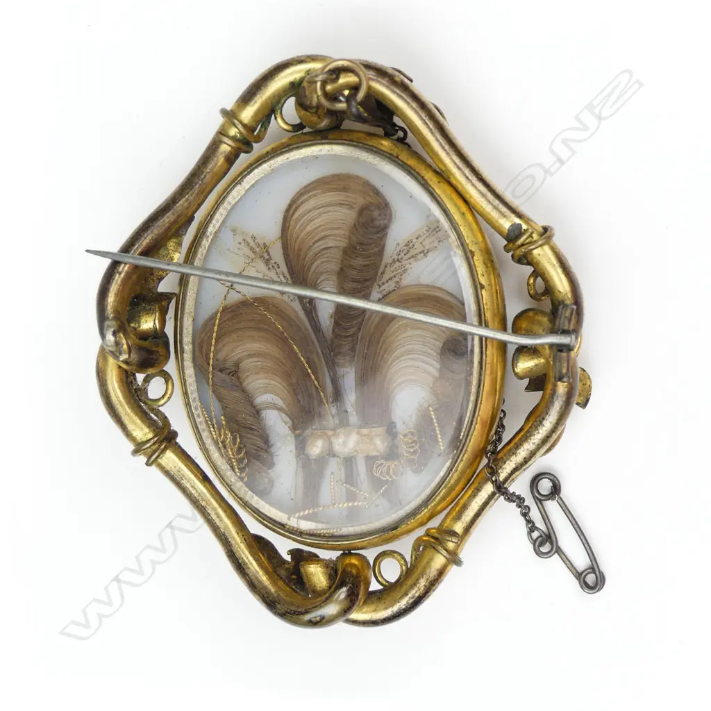 A Victorian pinchbeck framed cameo mourning brooch Image 1++