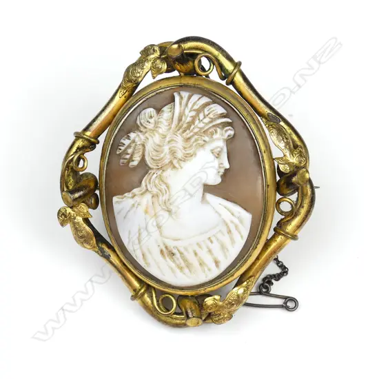 A Victorian pinchbeck framed cameo mourning brooch
