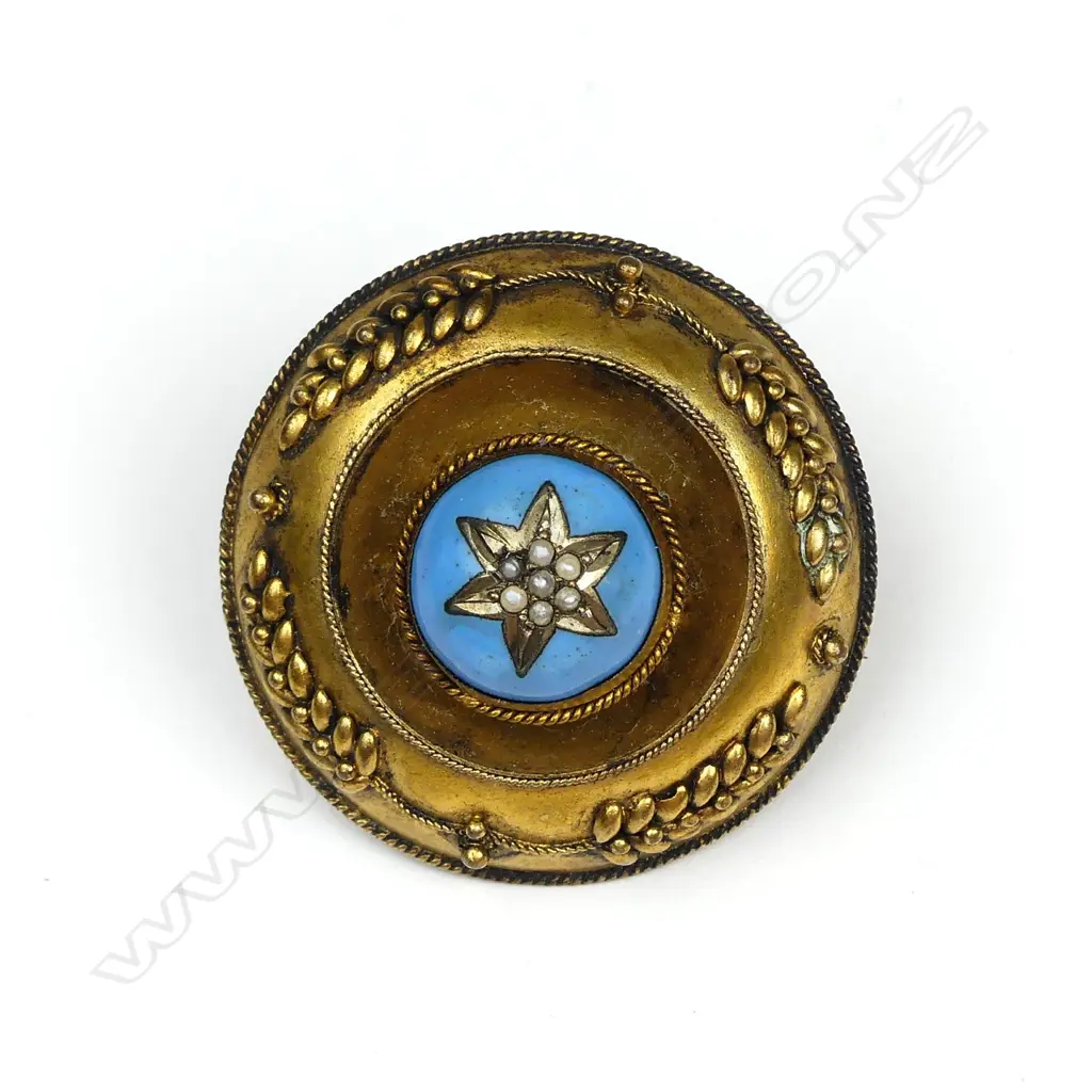 A Victorian pinchbeck mourning brooch Image 1++