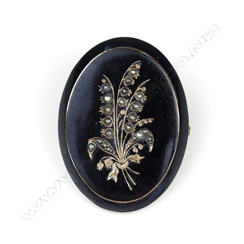A Victorian oval mourning brooch Image 1++