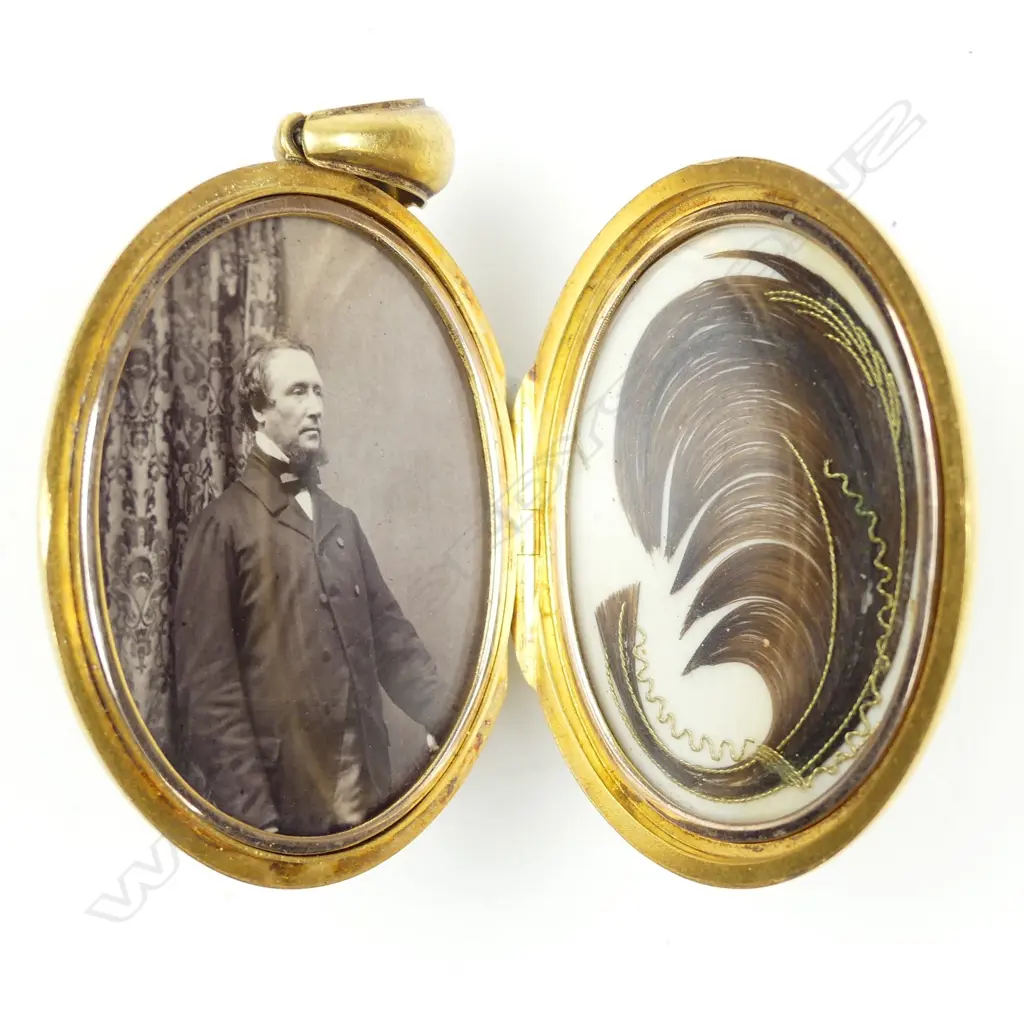 A large an impressive Victorian gold mourning locket Image 1++