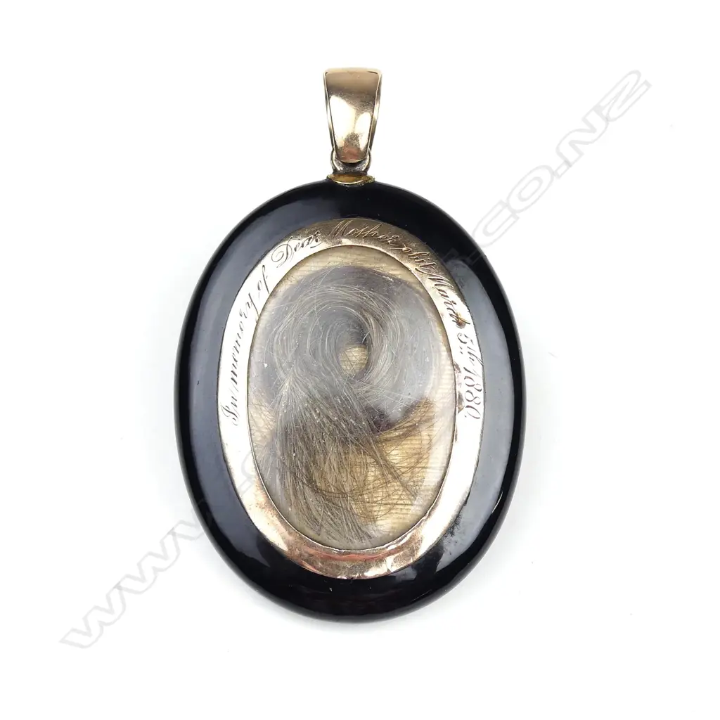 A Victorian mourning locket Image 1++