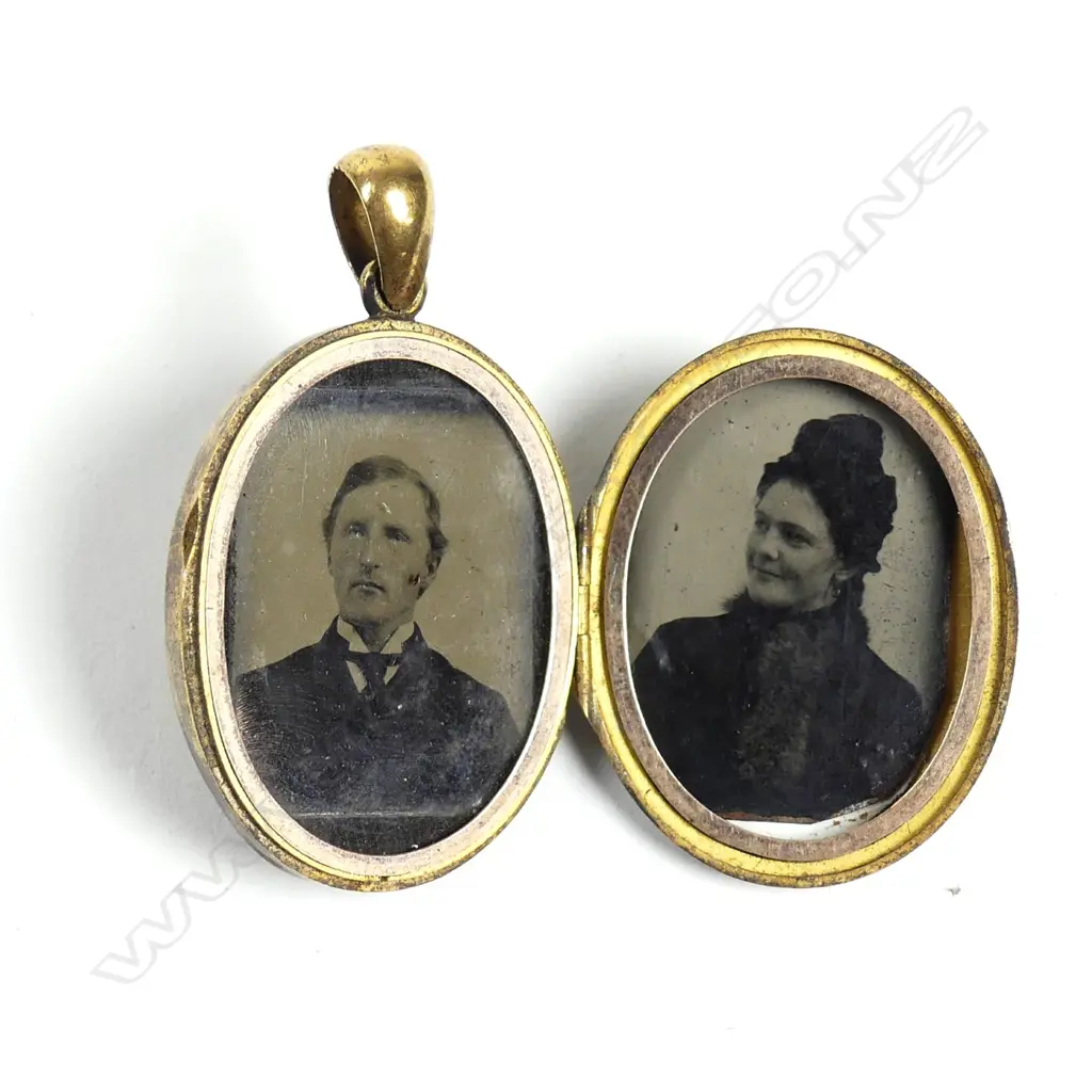 A Victorian gold mourning locket Image 1++