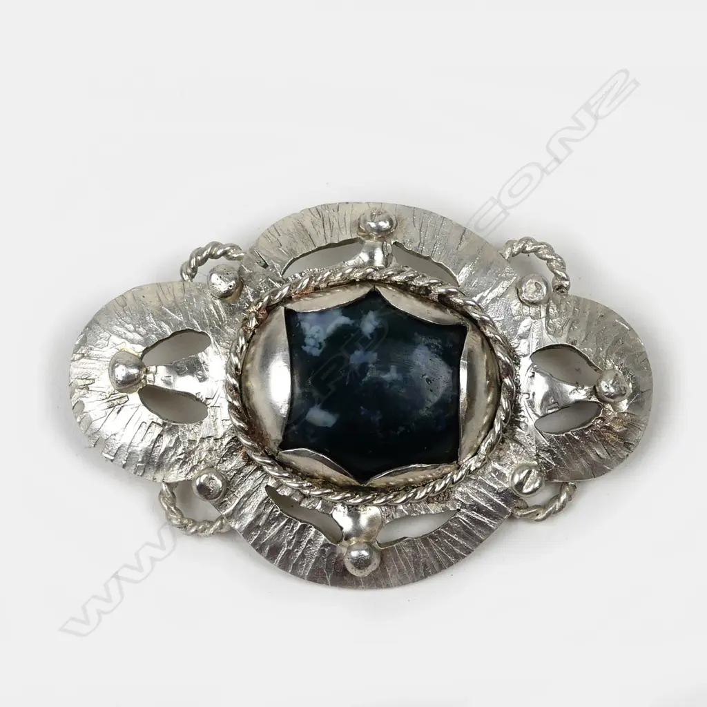 An Edith Morris (NZ 1896-1965) Arts & Crafts silver brooch Image 1++