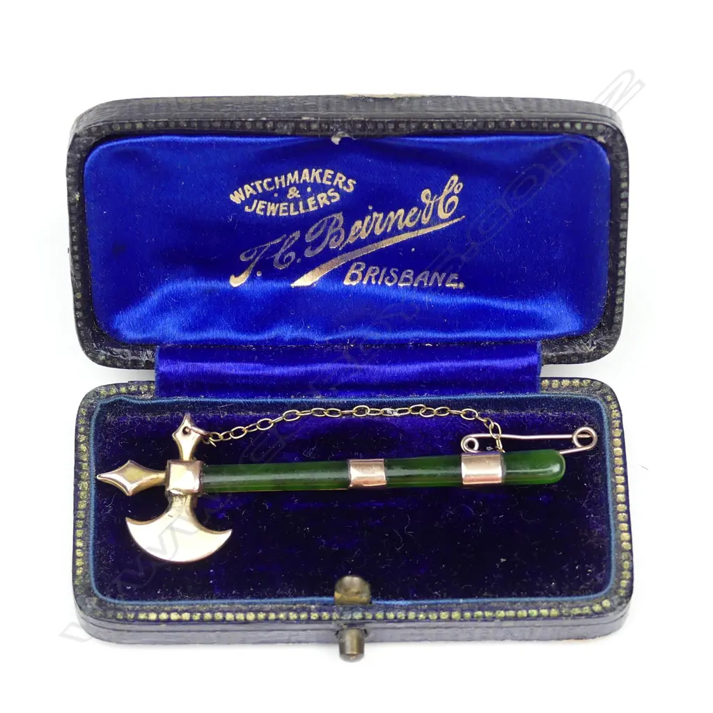 A N.Z. greenstone and 9ct gold battle-axe brooch Image 1++