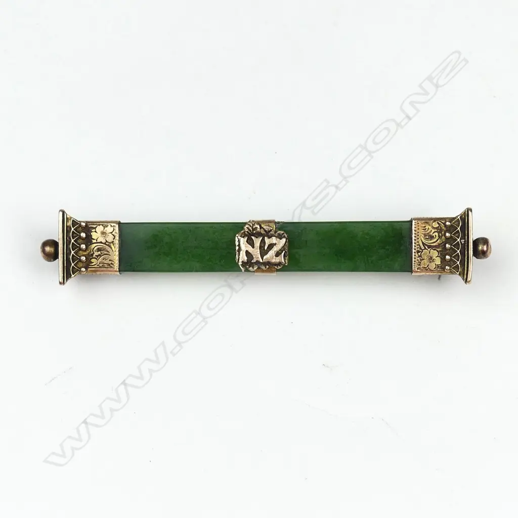 A NZ greenstone and 9ct gold bar brooch Image 1++