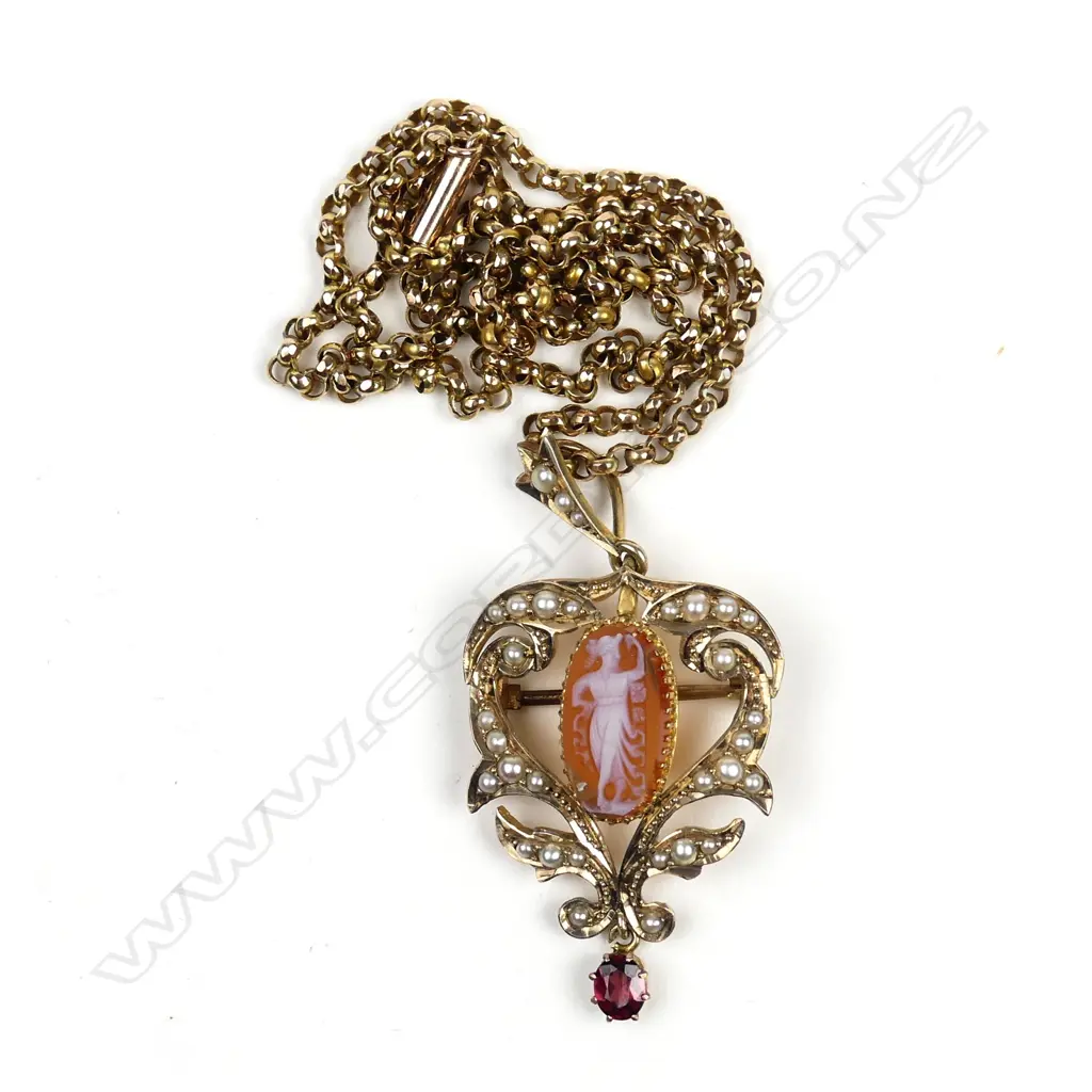 An Edwardian 9ct gold Art Nouveau pendant Image 1++
