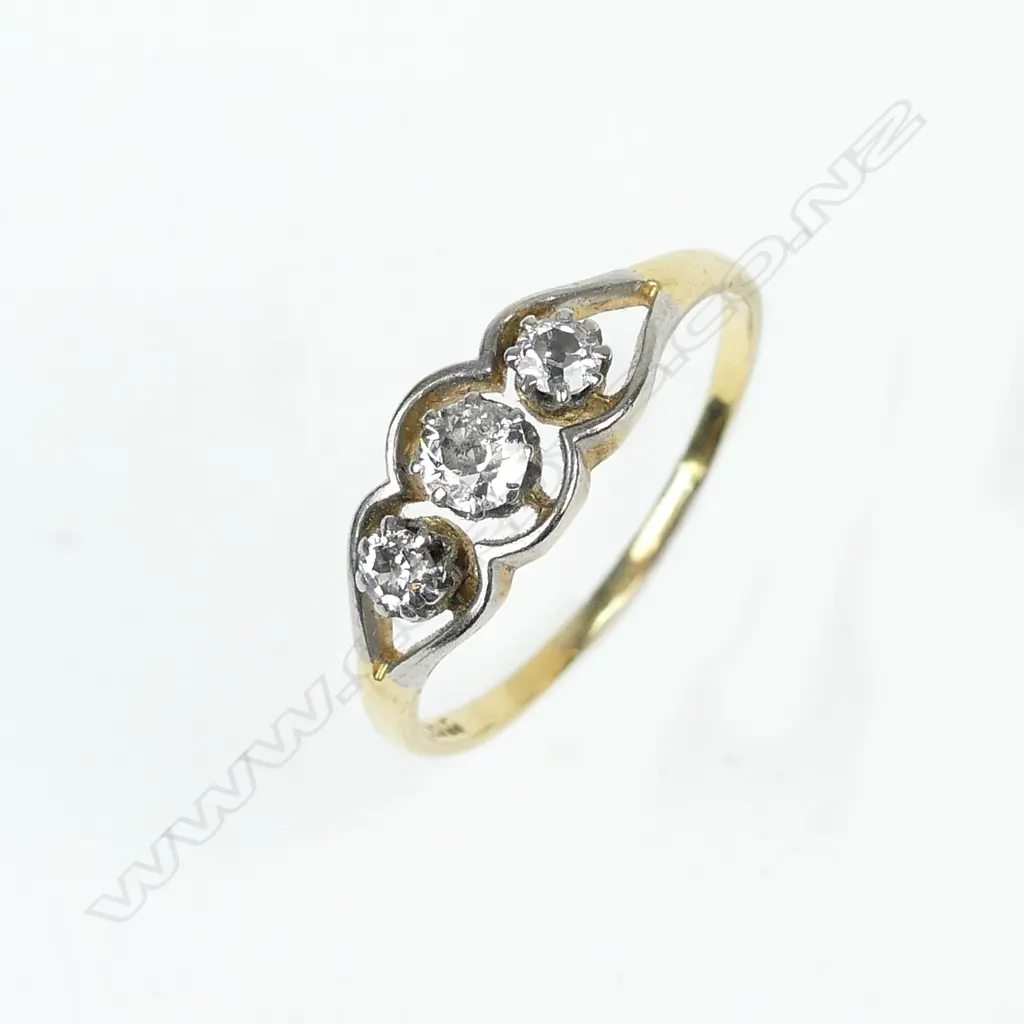 An estate 18ct gold and three stone diamond ring Image 1++