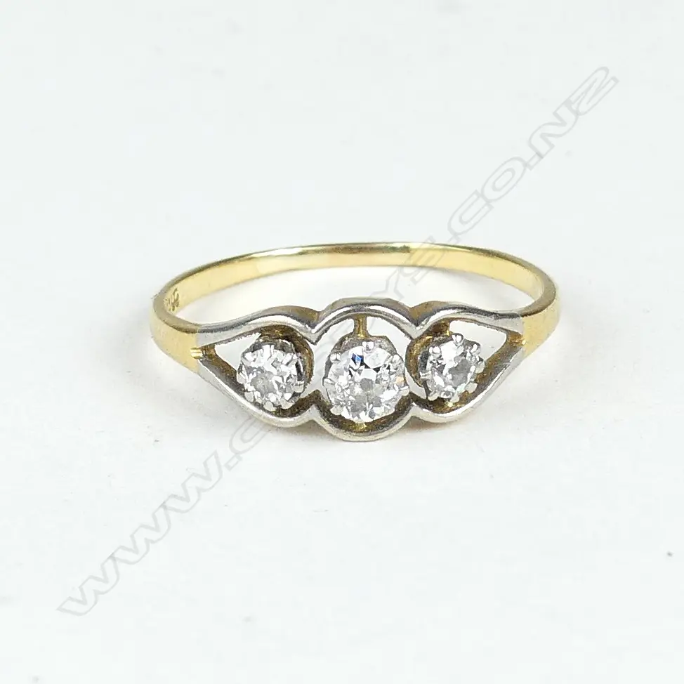 An estate 18ct gold and three stone diamond ring Image 1++