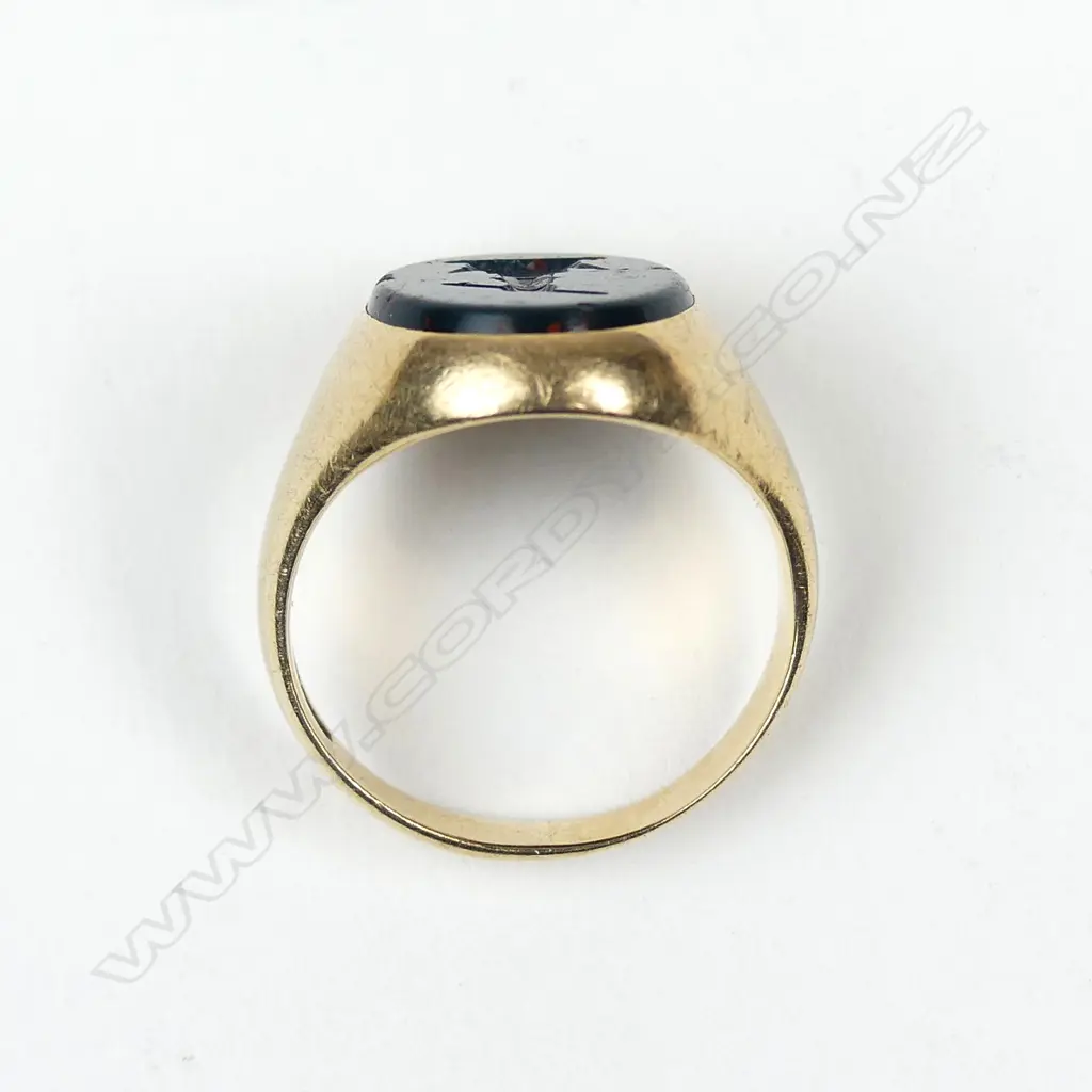 An 18ct gold and bloodstone seal ring Image 1++