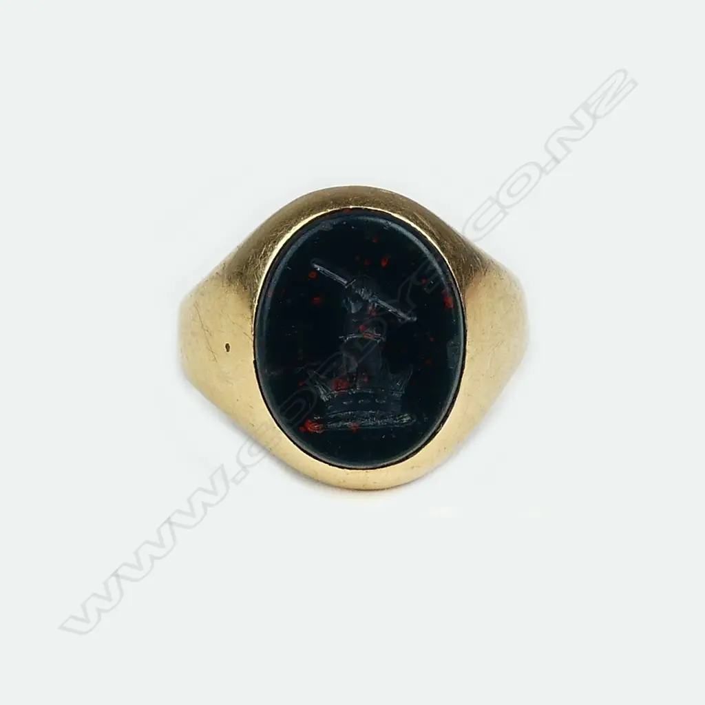 An 18ct gold and bloodstone seal ring Image 1++