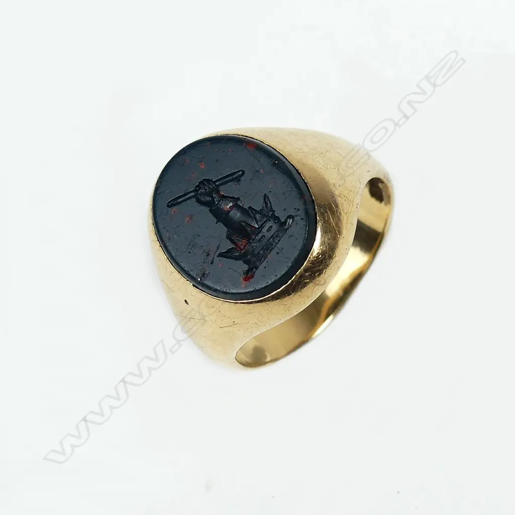 An 18ct gold and bloodstone seal ring Image 1++