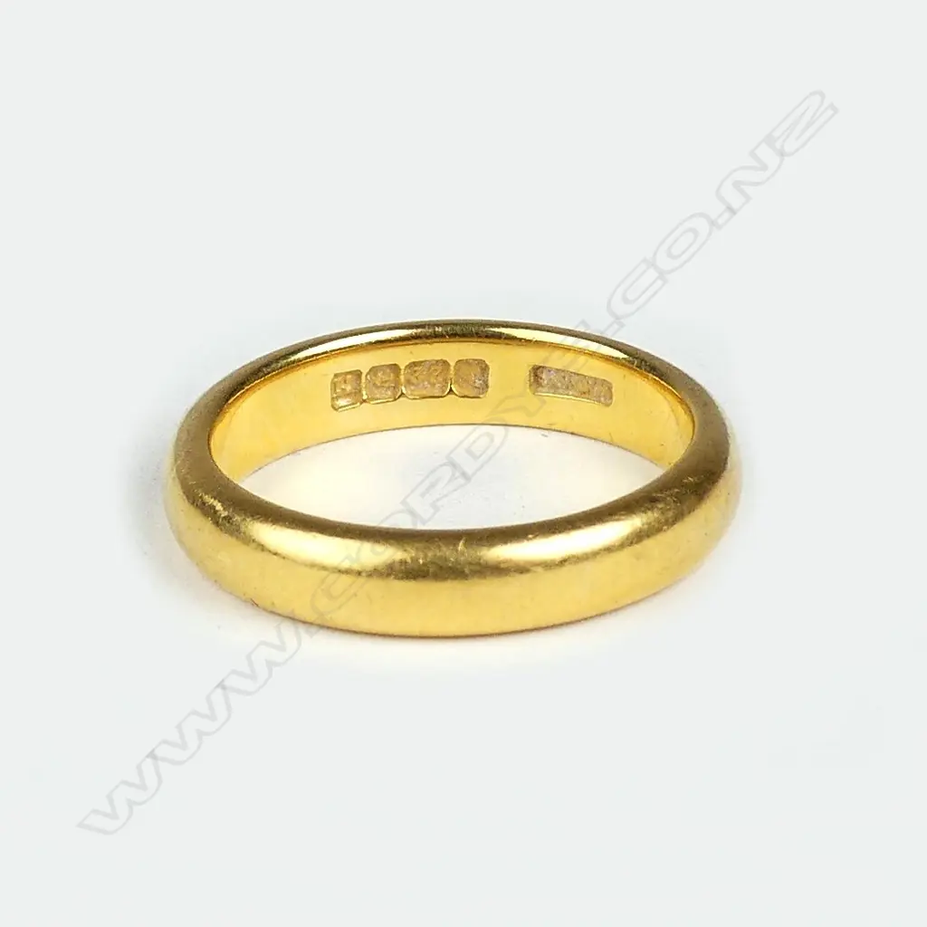 An estate 22ct gold wedding band Image 1++