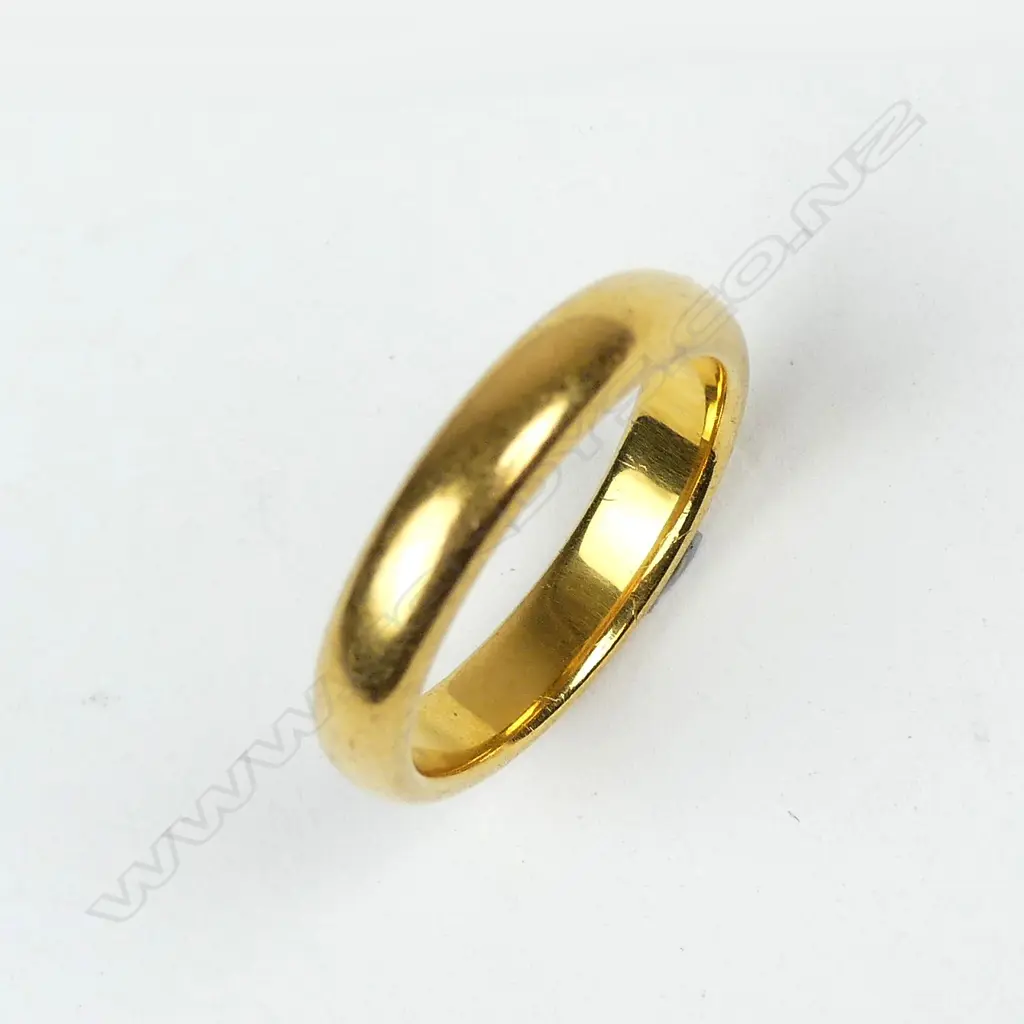 An estate 22ct gold wedding band Image 1++