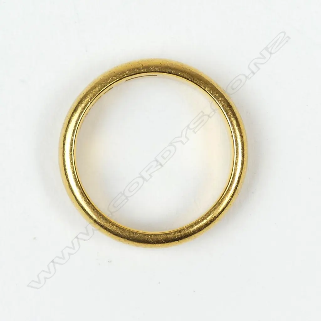 An estate 22ct gold wedding band Image 1++