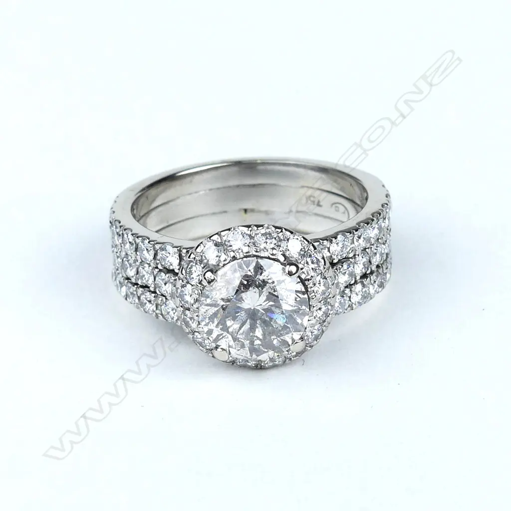 An 18ct gold and diamond dress ring Image 1++