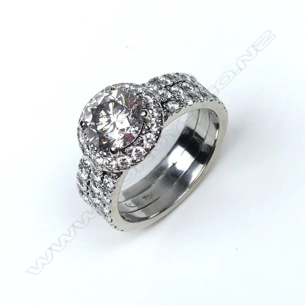 An 18ct gold and diamond dress ring Image 1++