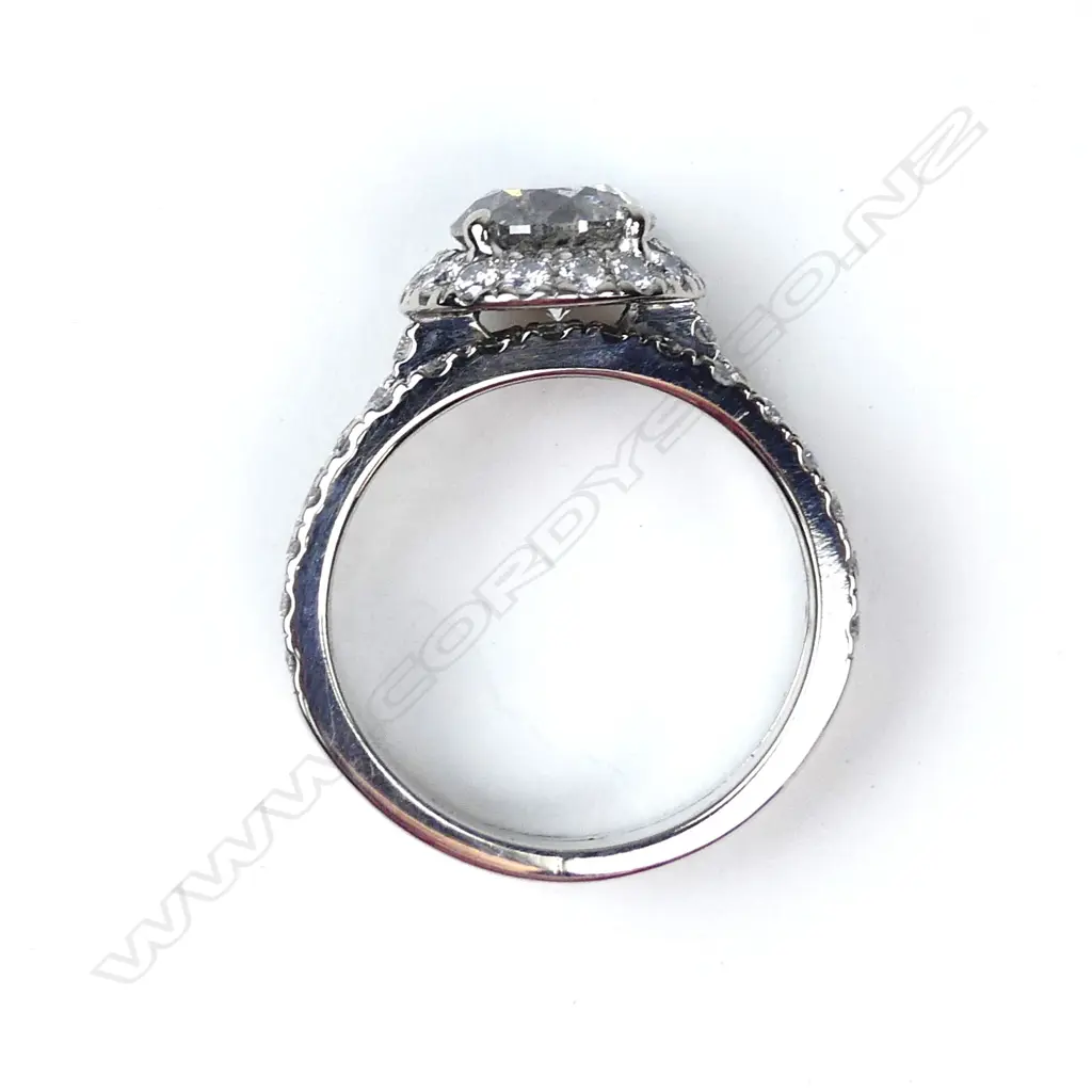 An 18ct gold and diamond dress ring Image 1++