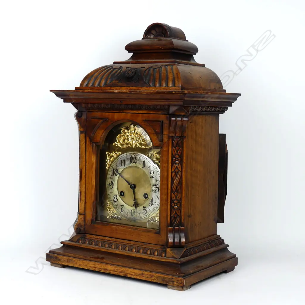 A Victorian oak cased mantel clock Image 1++