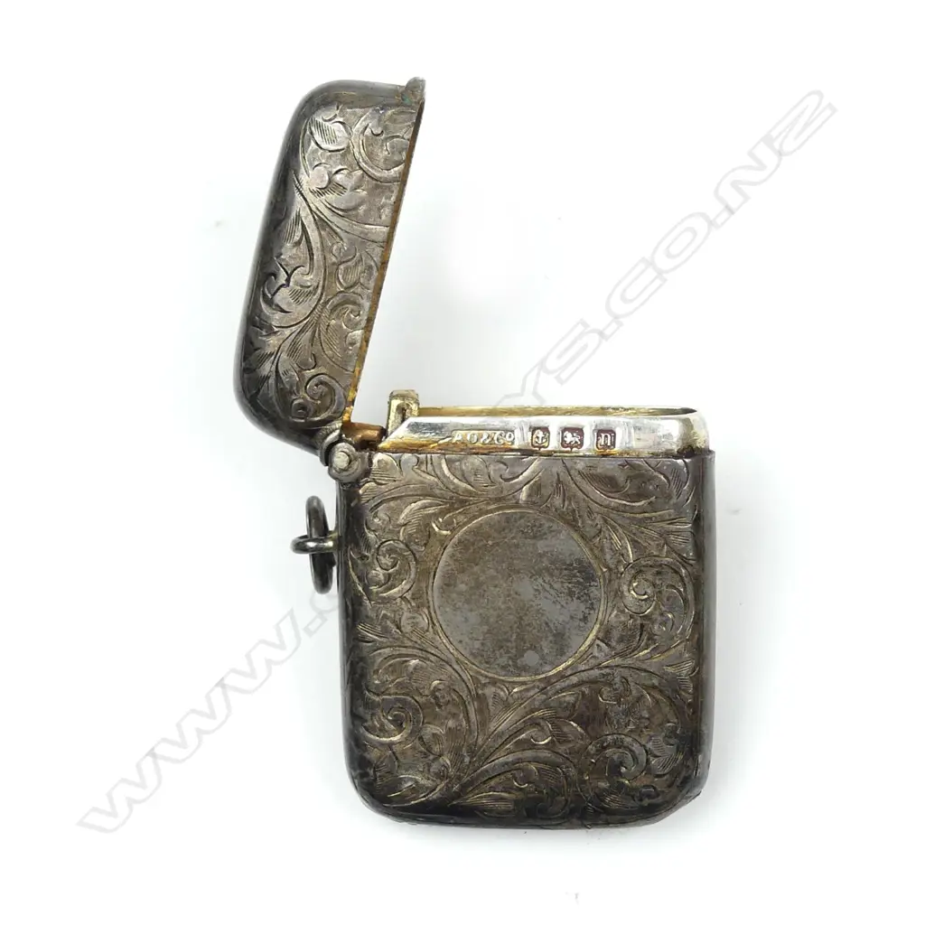 A silver vesta case Image 1++