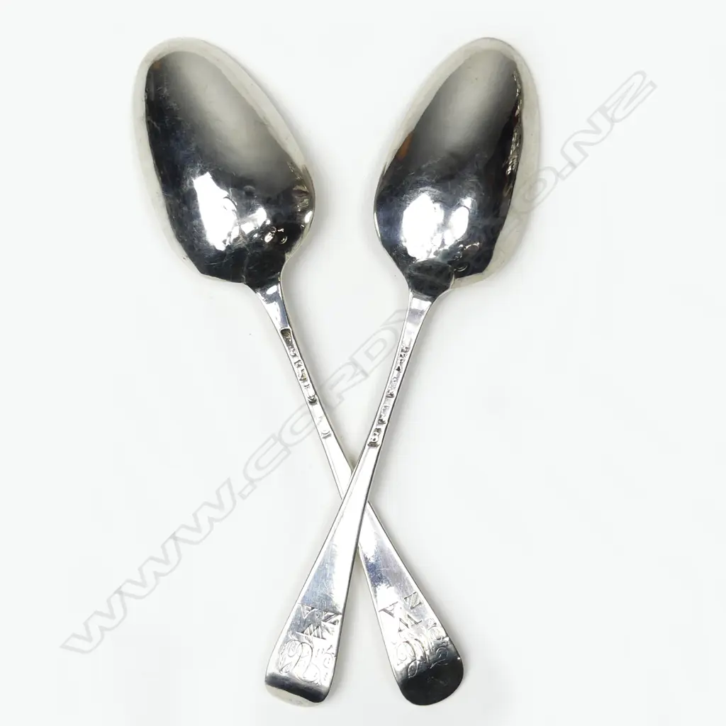 A pair of George III Hanoverian picture back spoons Image 1++