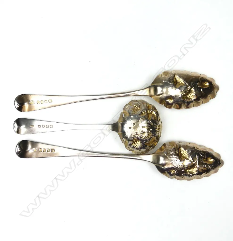 A cased set of silver berry spoons and sifter spoon Image 1++