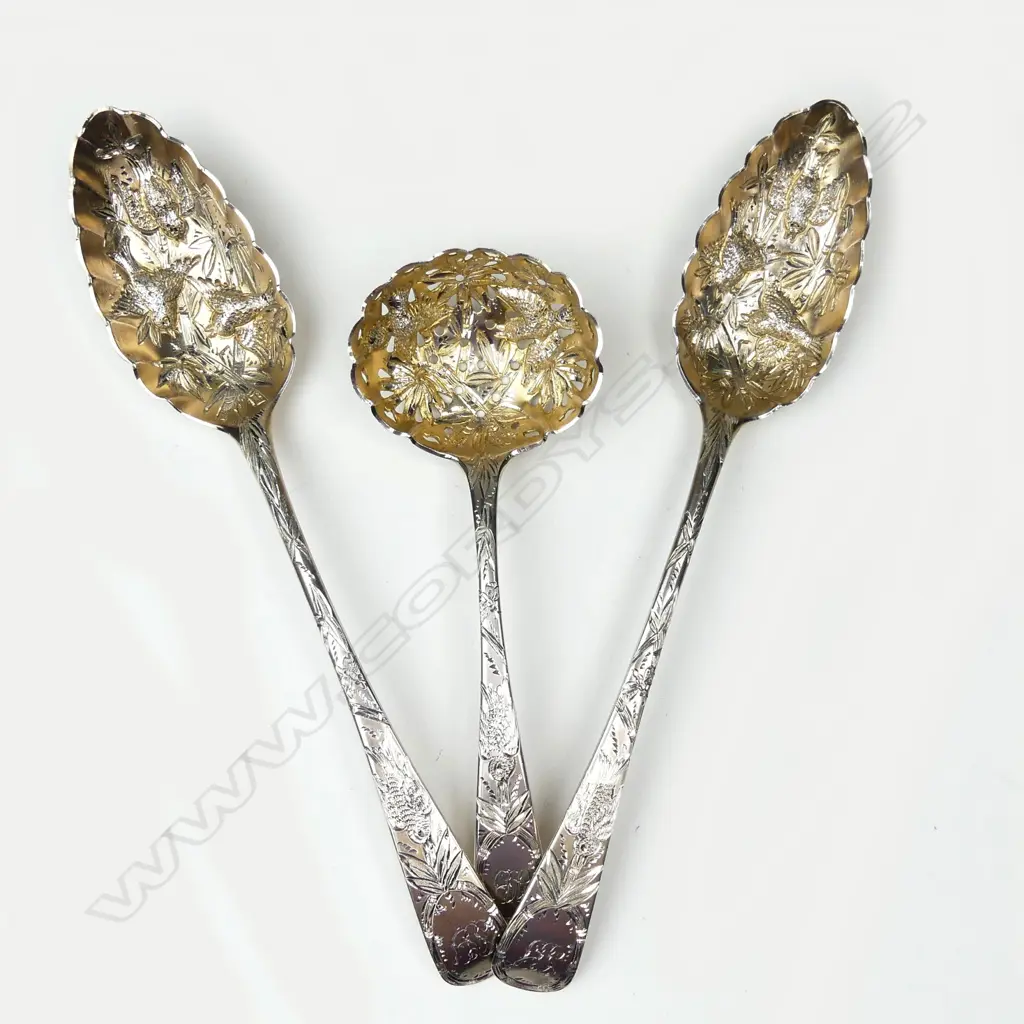 A cased set of silver berry spoons and sifter spoon Image 1++