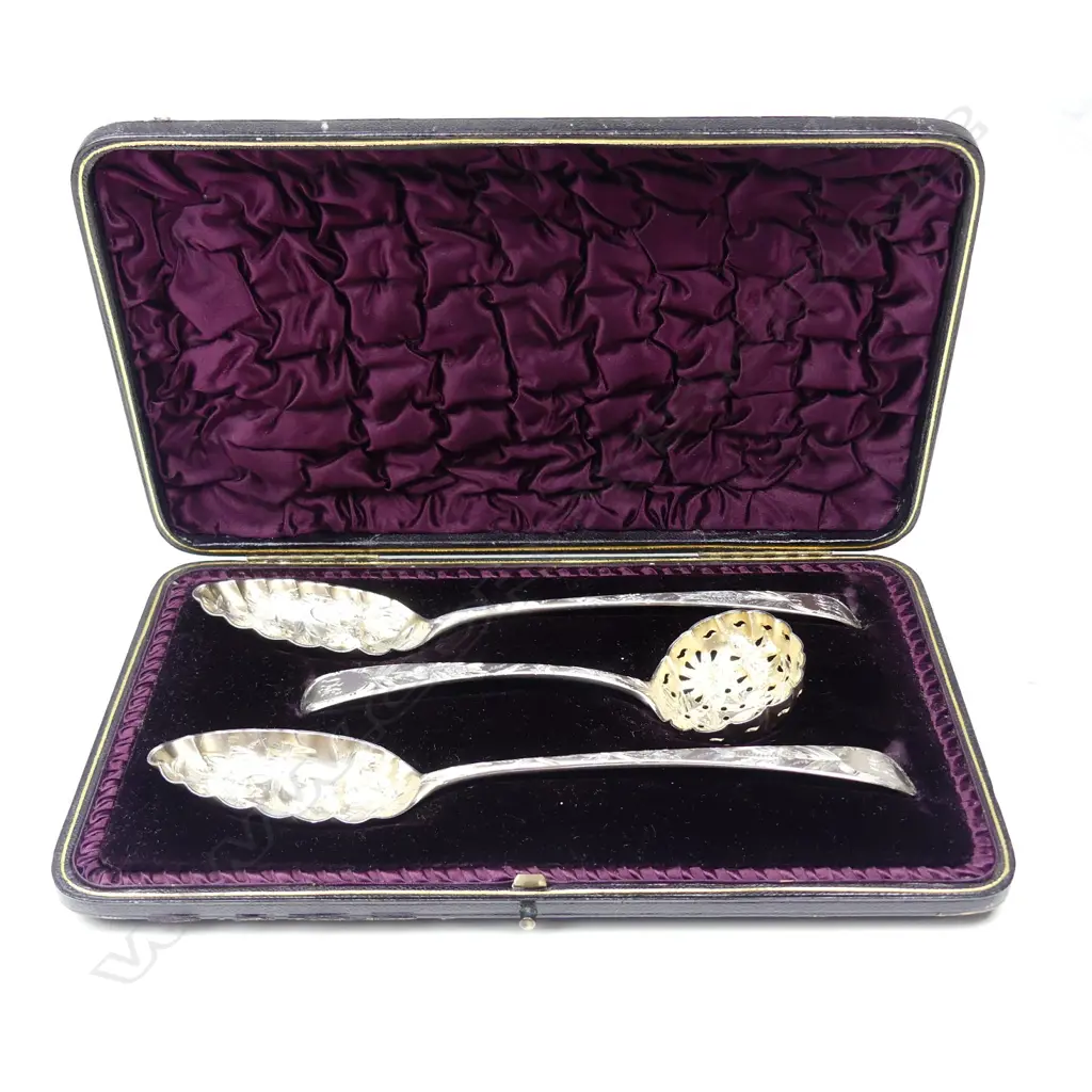 A cased set of silver berry spoons and sifter spoon Image 1++