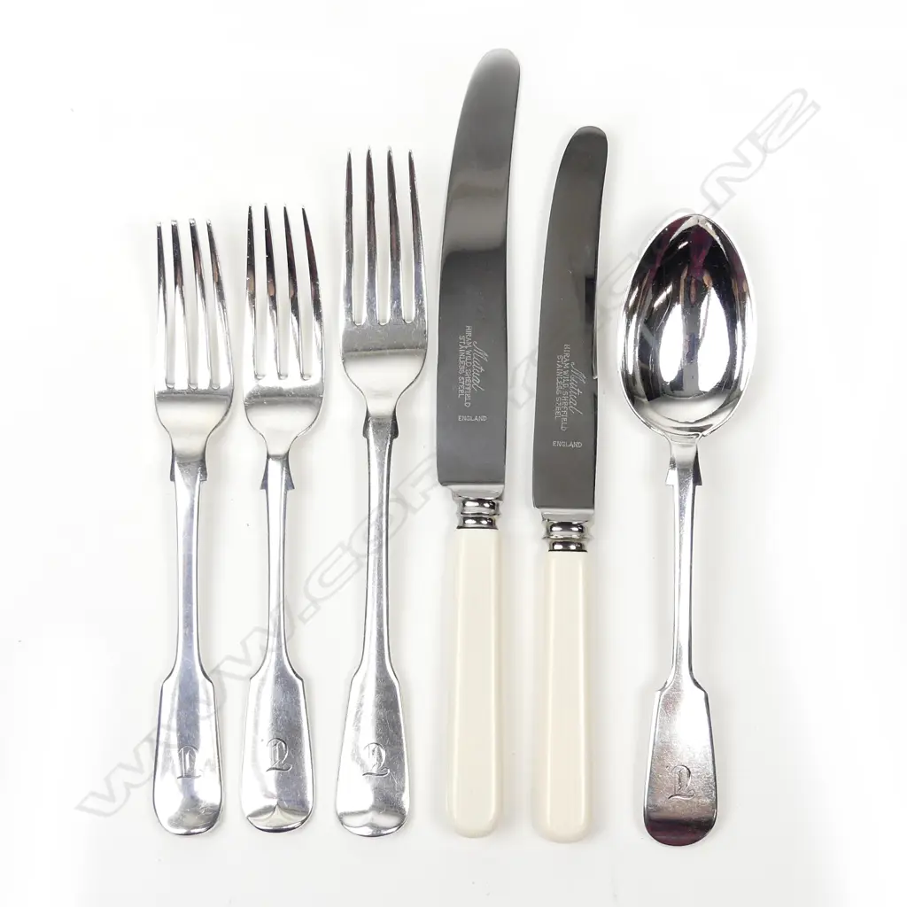 A silver fiddle pattern part cutlery set Image 1++