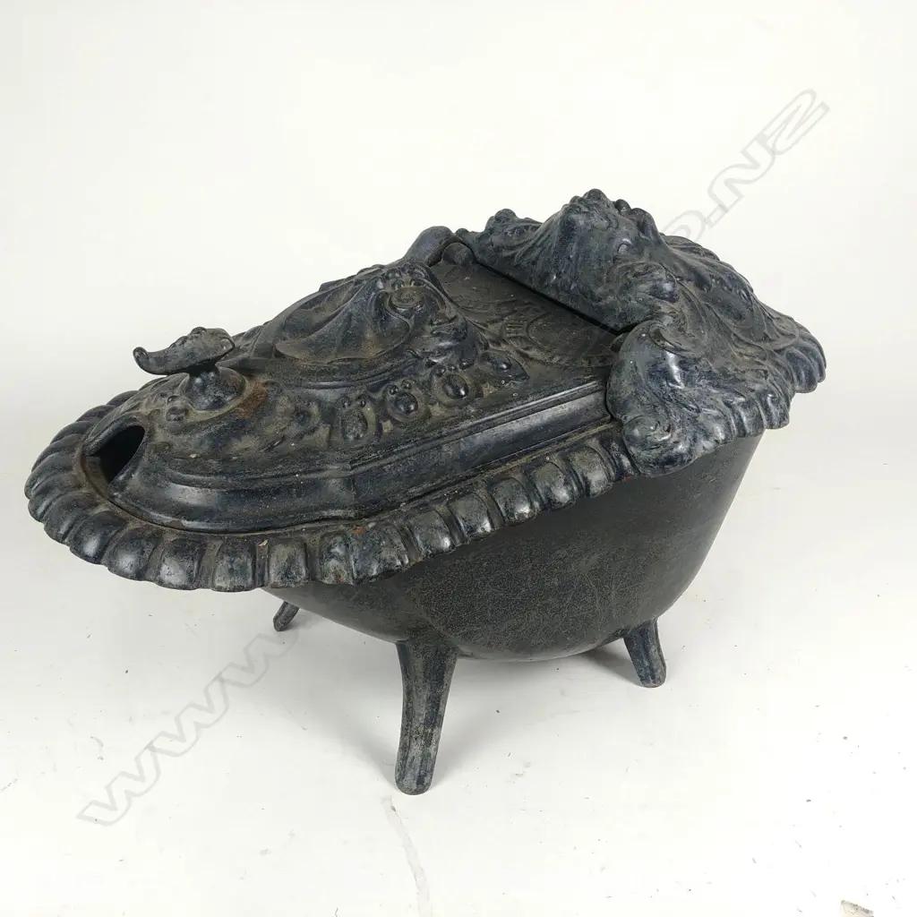 A French cast iron coal scuttle Image 1++