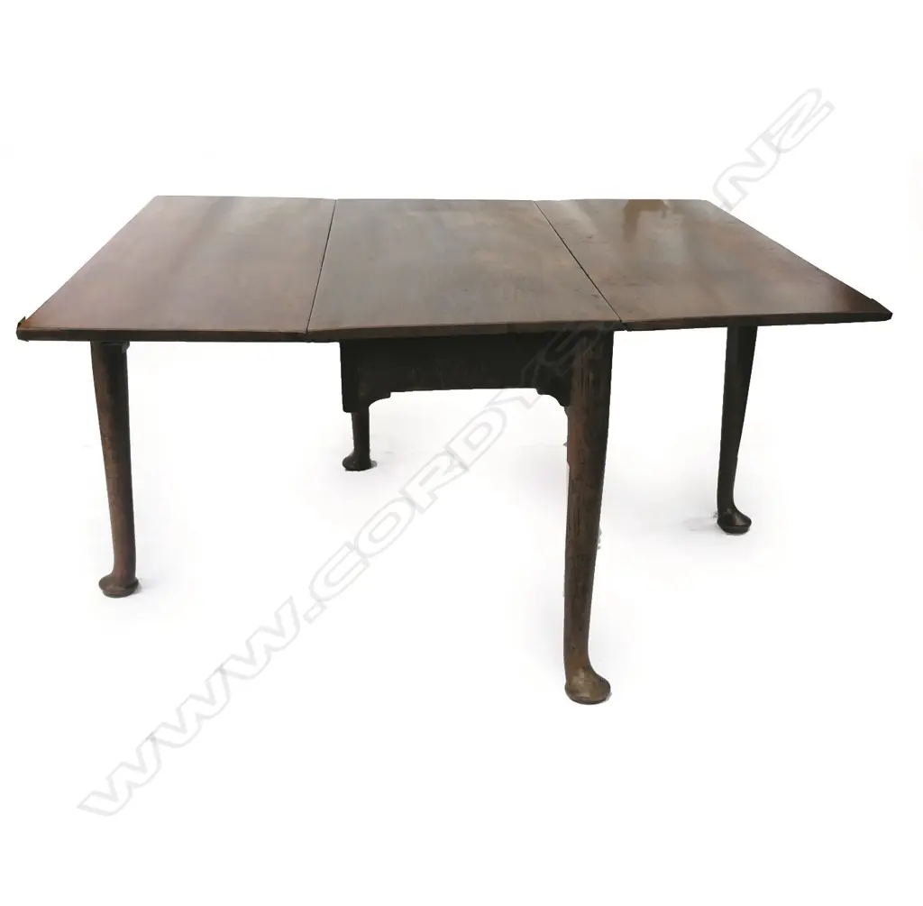 A Georgian mahogany drop side dining table Image 1++