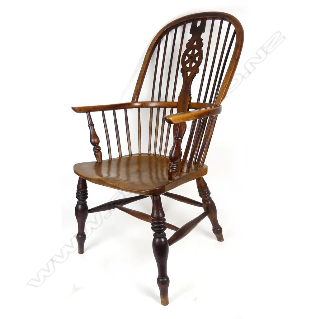 An 19thC English birch and elm Windsor elbow chair Image 1++