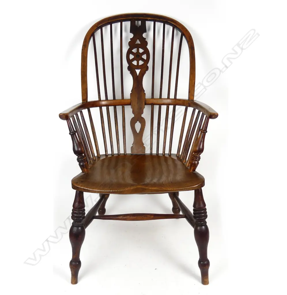 An 19thC English birch and elm Windsor elbow chair Image 1++