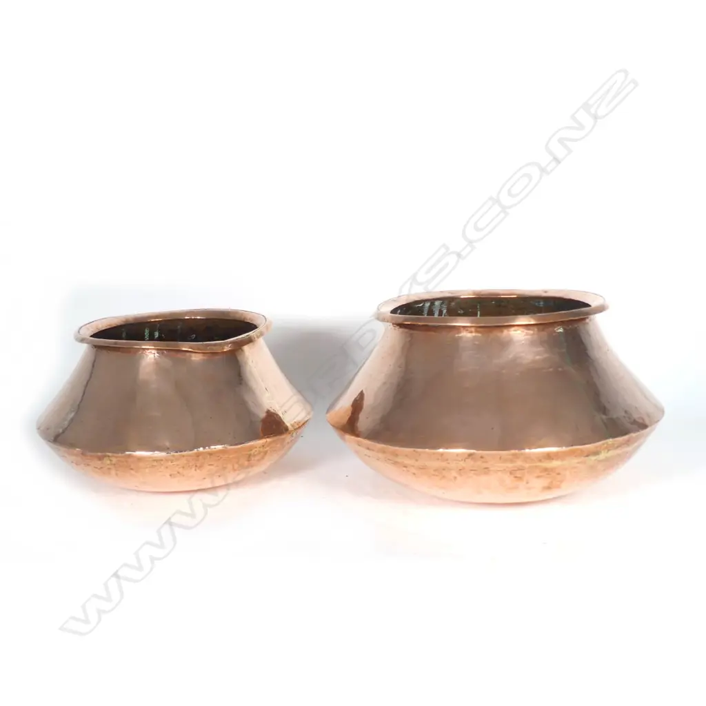 Two antique copper pots Image 1++