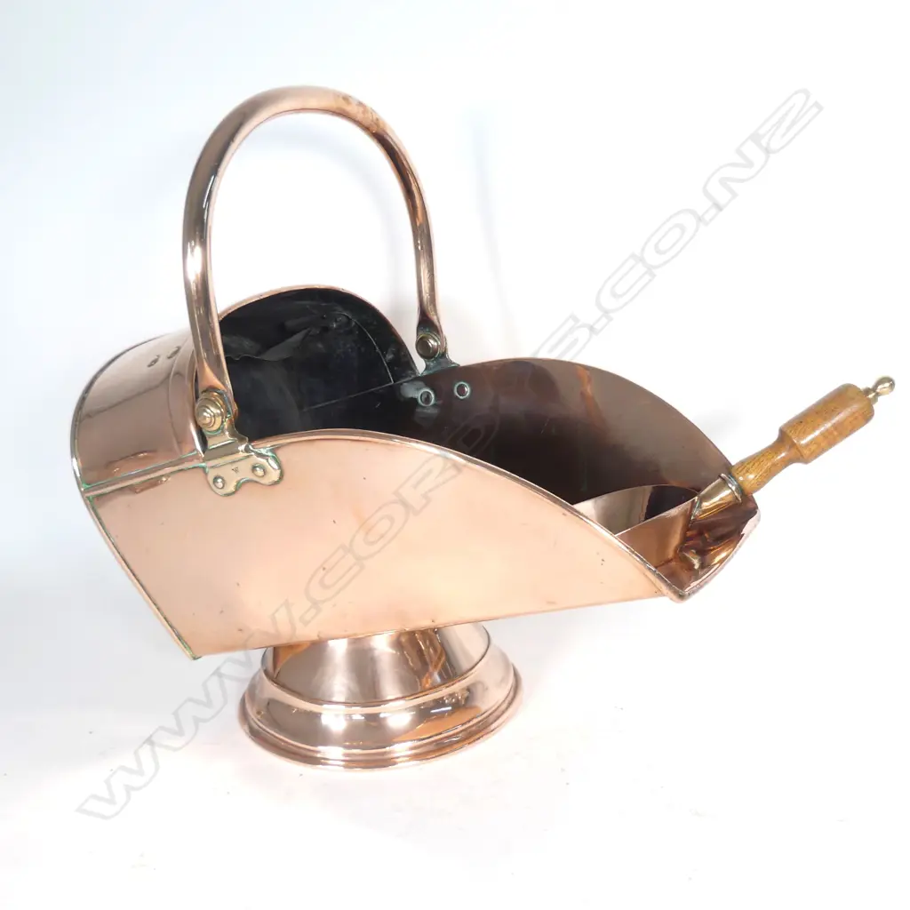 A Victorian copper coal scuttle Image 1++
