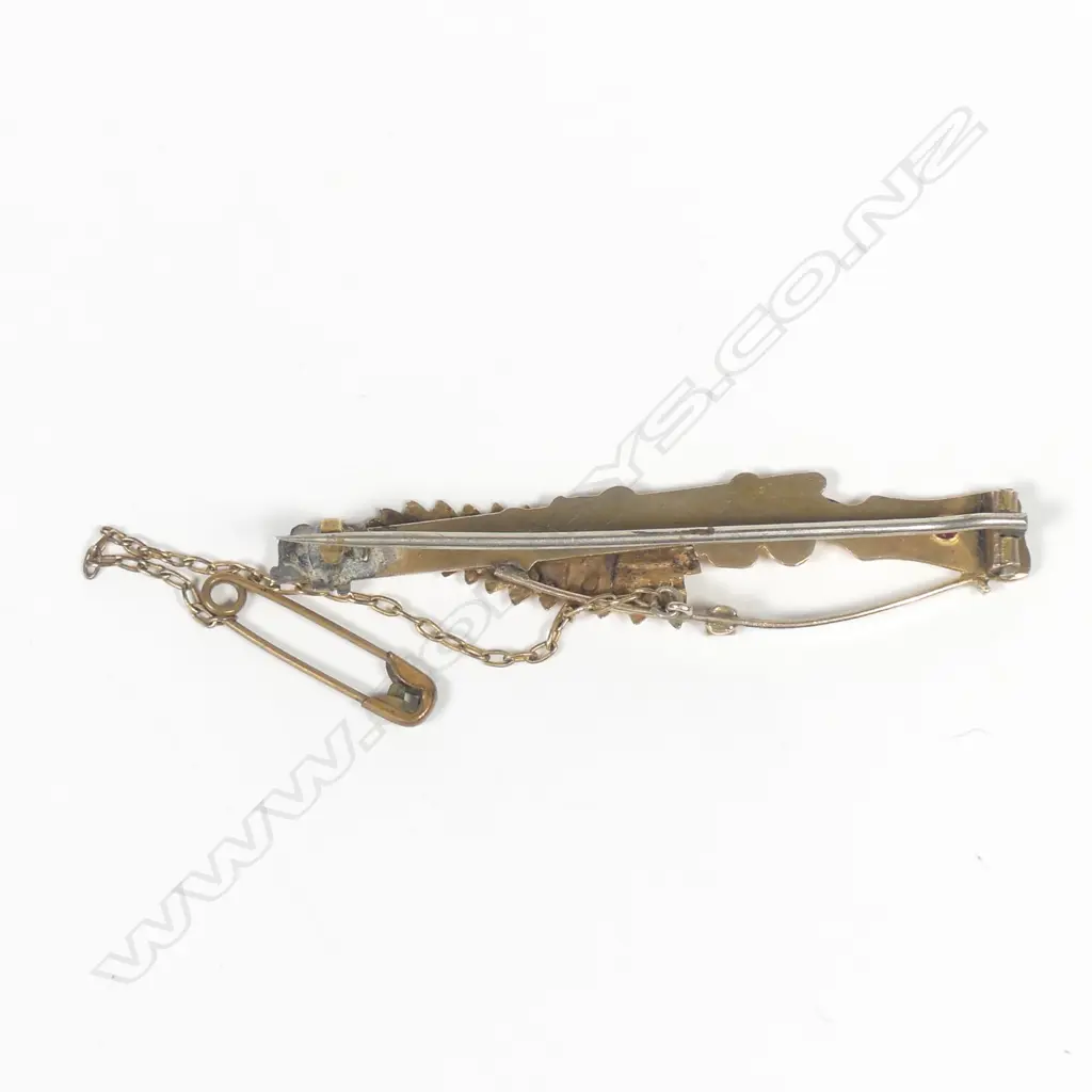 A 9ct yellow gold NZ sweetheart rifle badge/brooch Image 1++