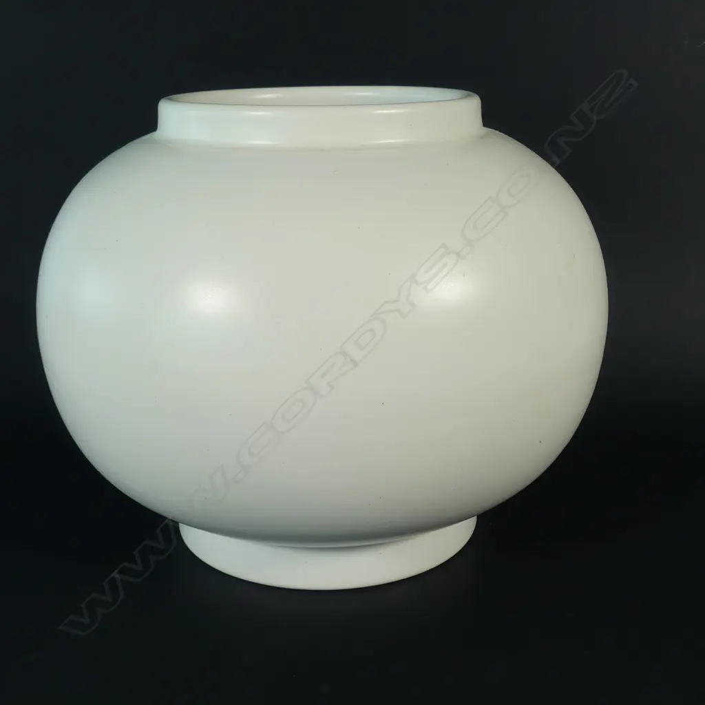 A Crown Lynn hand potted medium size vase Image 1++