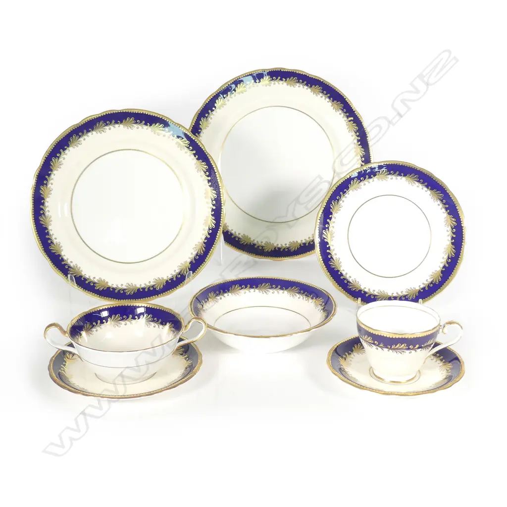 An Aynsley 'Rutland' bone china dinner service Image 1++
