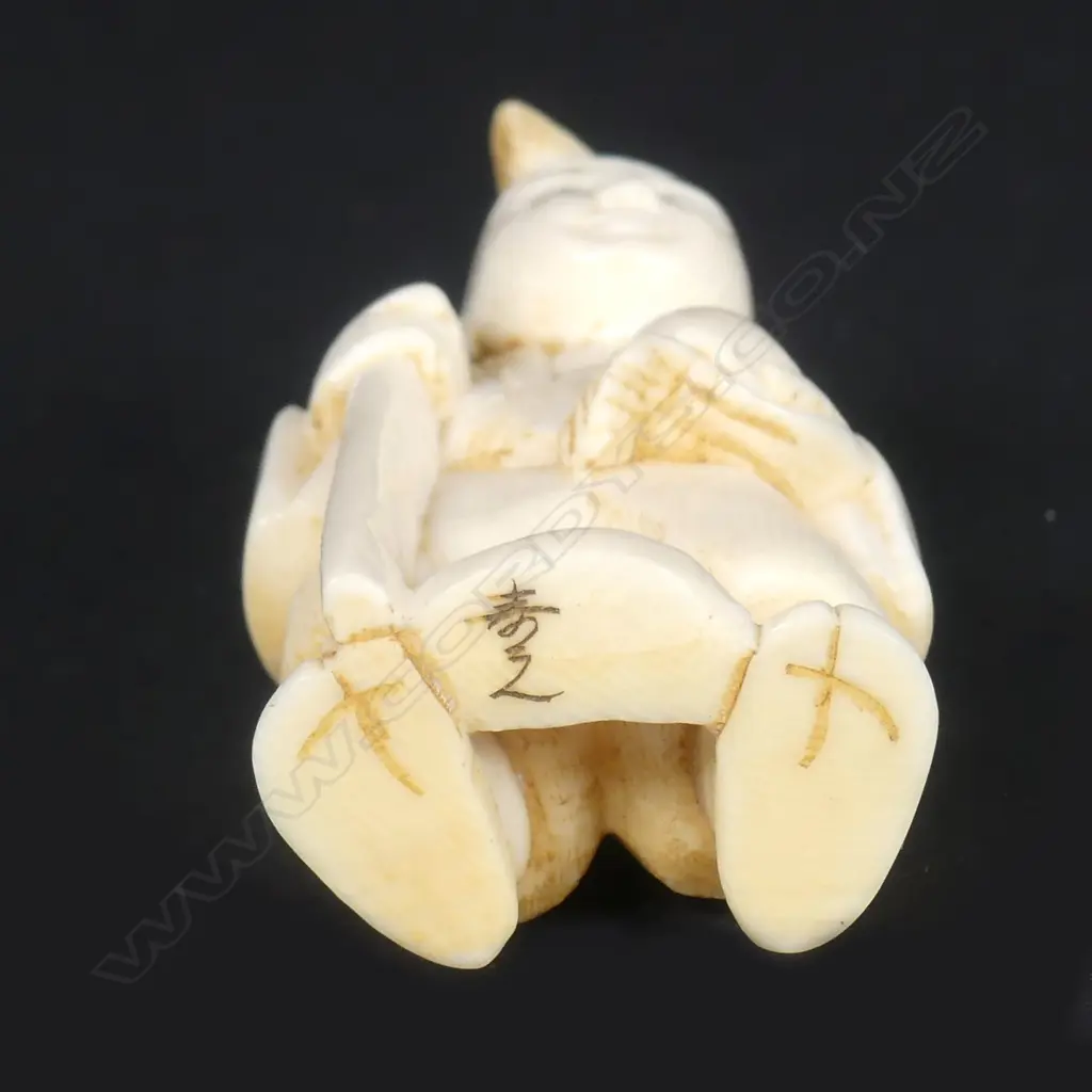 A Japanese carved ivory netsuke Image 1++