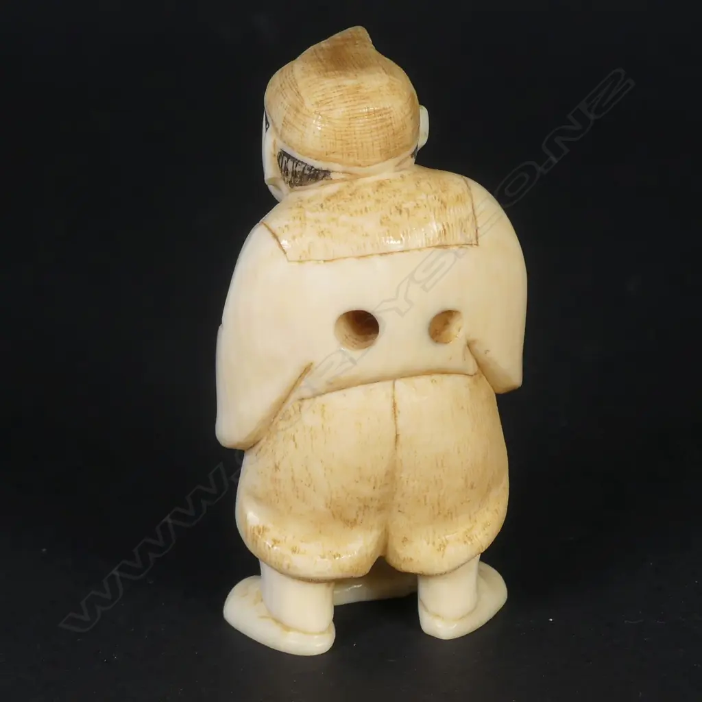 A Japanese carved ivory netsuke Image 1++