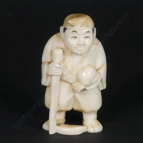 A Japanese carved ivory netsuke