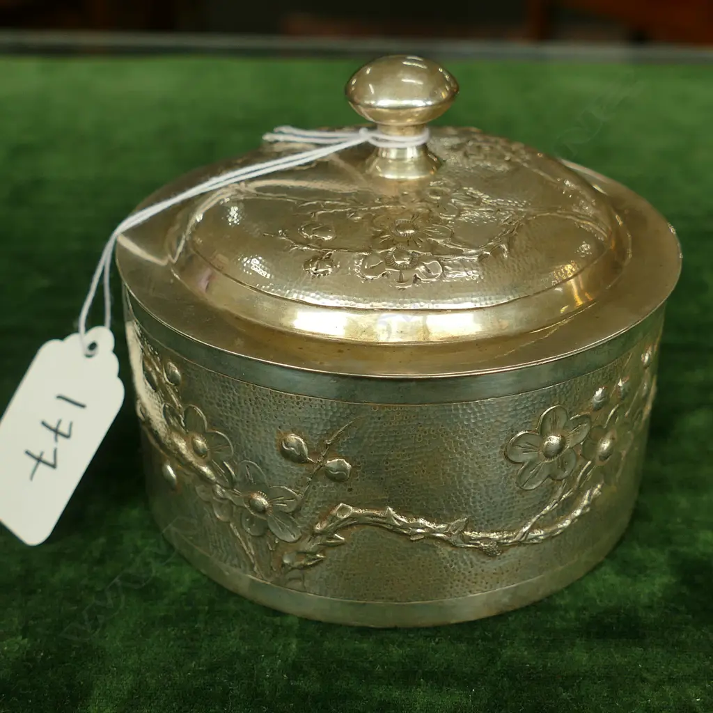 A Chinese export silver lidded powder box Image 1++