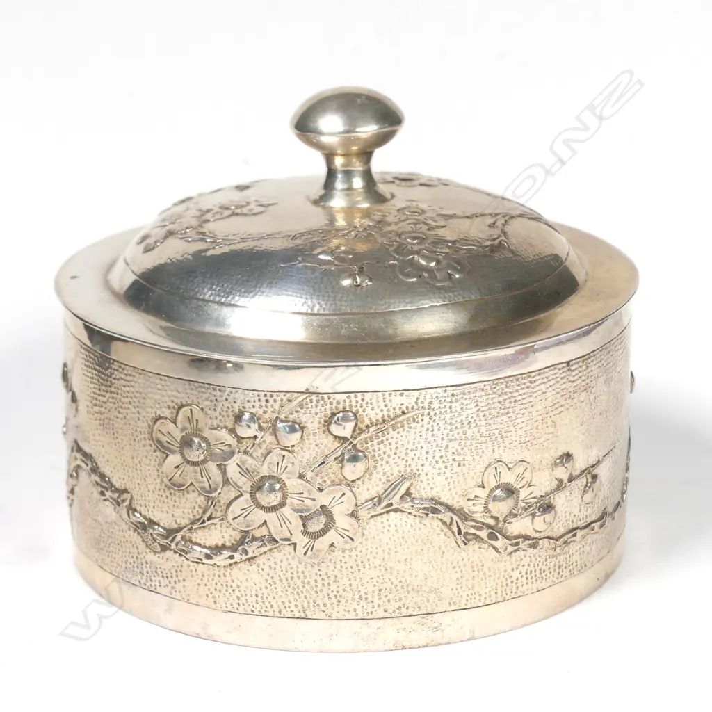 A Chinese export silver lidded powder box Image 1++