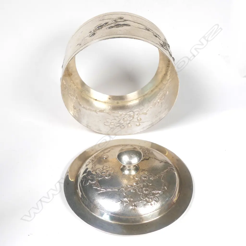 A Chinese export silver lidded powder box Image 1++