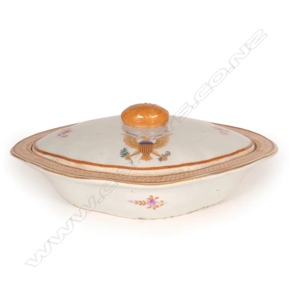 A Chinese armorial porcelain lidded tureen Image 1++