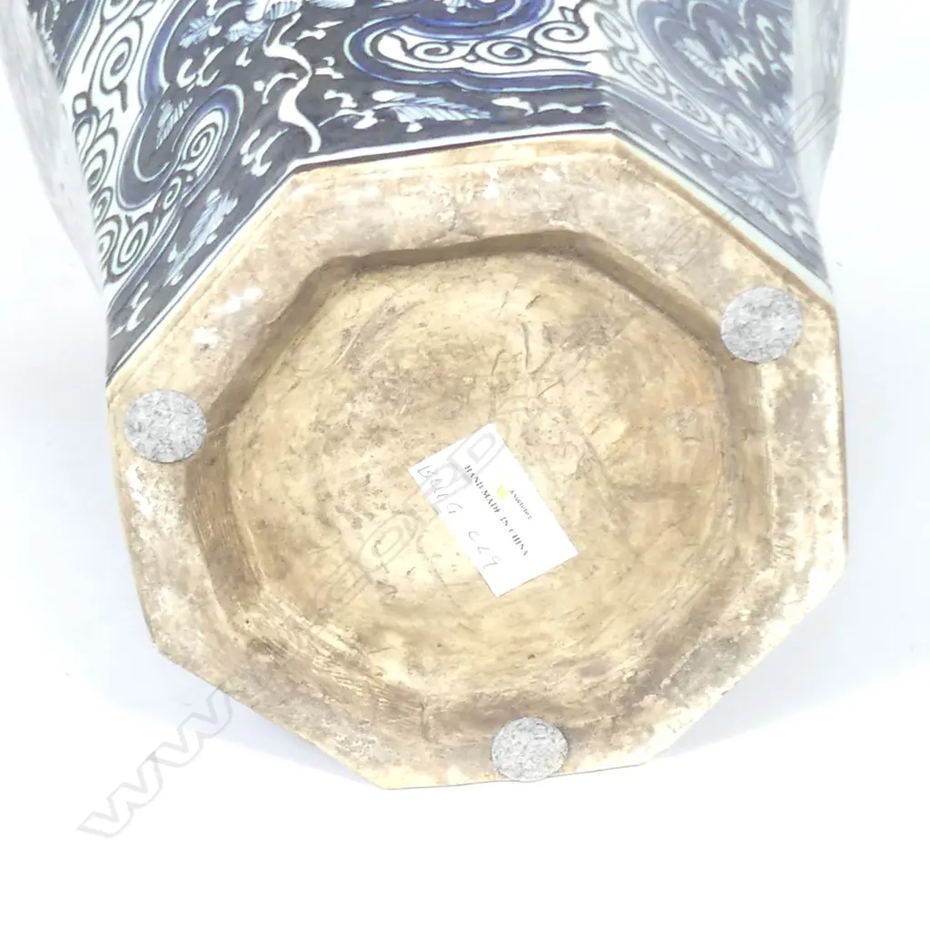A large Chinese octagonal lidded jar Image 1++