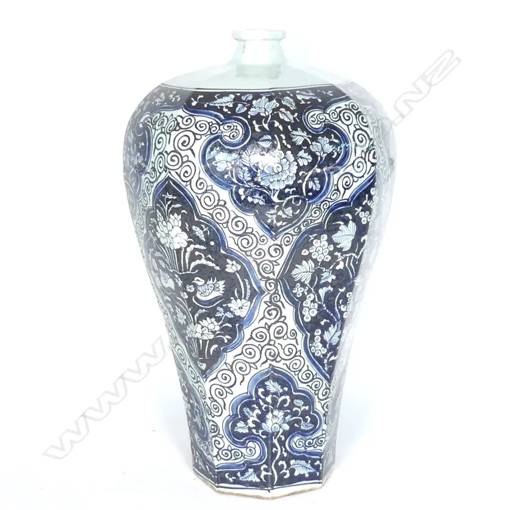 A large Chinese octagonal lidded jar Image 1++
