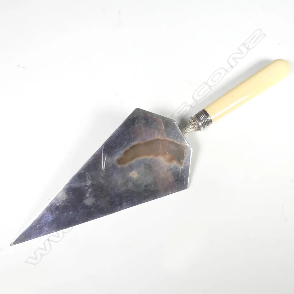 A 1920's New Zealand presentation silver trowel Image 1++